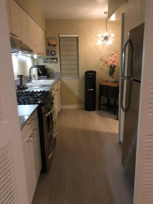 Location West La Spacious With Hottub Apartment Los Angeles